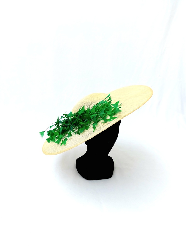 T&O CONCEPT - Chapeau Crème avec plumes vertes - A710