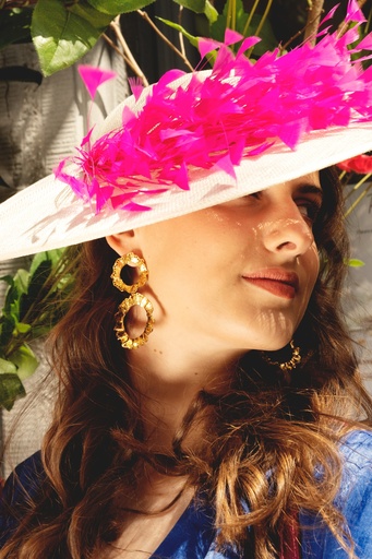 [A709] T&O CONCEPT - Chapeau Crème avec plumes fuschia - A709
