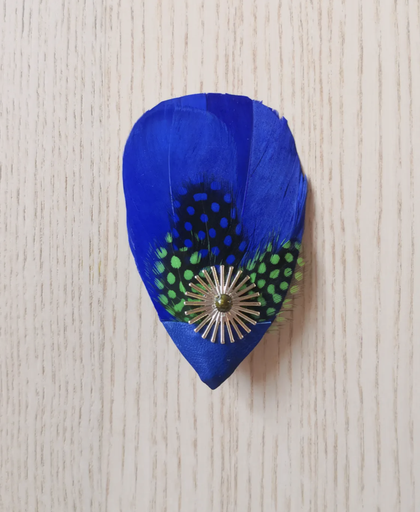 [A746] Un amour de Bibi - Pince plumes bleu électrique rond doré - A746
