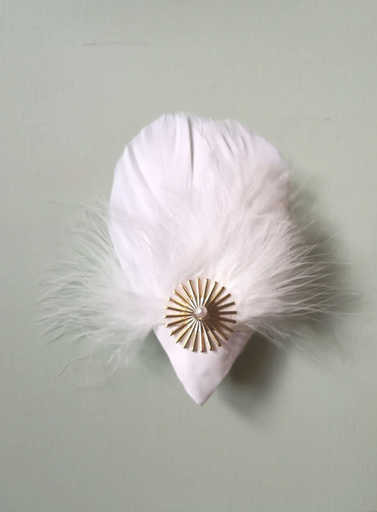 [A748] Un amour de Bibi - Pince plumes rose pale nude rond doré - A748