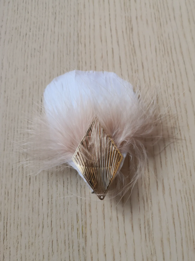 [A753] Un amour de Bibi - Pince plumes blanc rose pale losange doré - A753